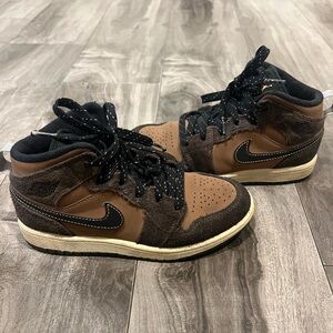 Kid Jordan 1 in brown great condition 
Size:1